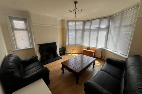 3 bedroom semi-detached house to rent, 4 Newport Mount, Headingley, Leeds, LS6 3DB