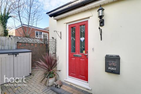 15 Harlesden Close, Romford, RM3 9HU