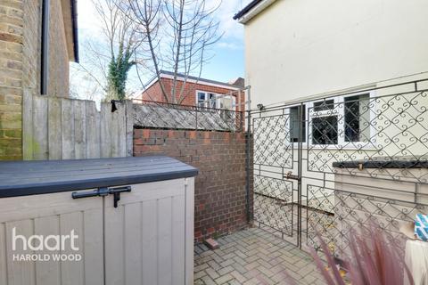 15 Harlesden Close, Romford, RM3 9HU