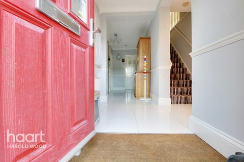 15 Harlesden Close, Romford, RM3 9HU