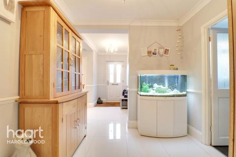 15 Harlesden Close, Romford, RM3 9HU