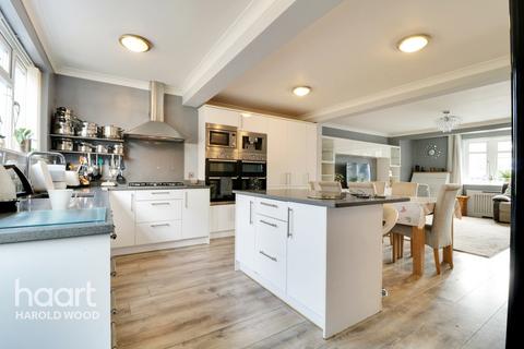 15 Harlesden Close, Romford, RM3 9HU