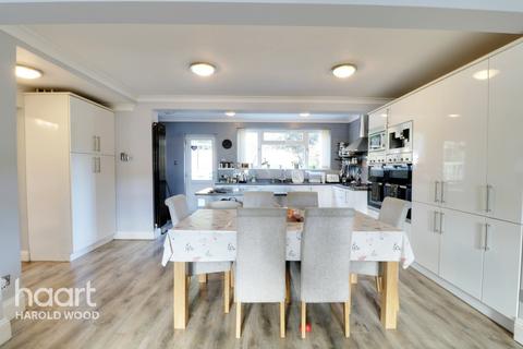 15 Harlesden Close, Romford, RM3 9HU