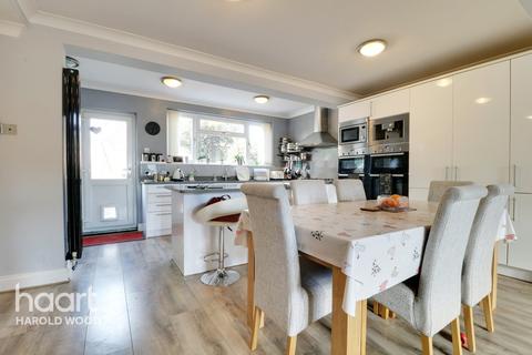15 Harlesden Close, Romford, RM3 9HU