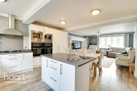 15 Harlesden Close, Romford, RM3 9HU