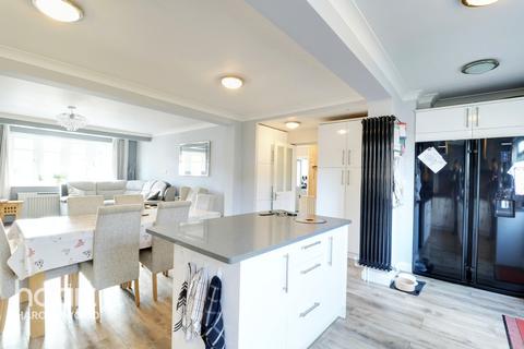 15 Harlesden Close, Romford, RM3 9HU