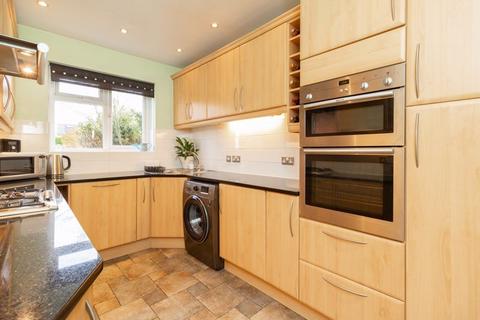 32 Headland Way, Lingfield, RH7 6BP