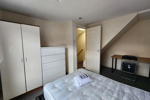 2 bedroom terraced house to rent, Autumn Place, Hyde Park, Leeds, LS6 1RJ