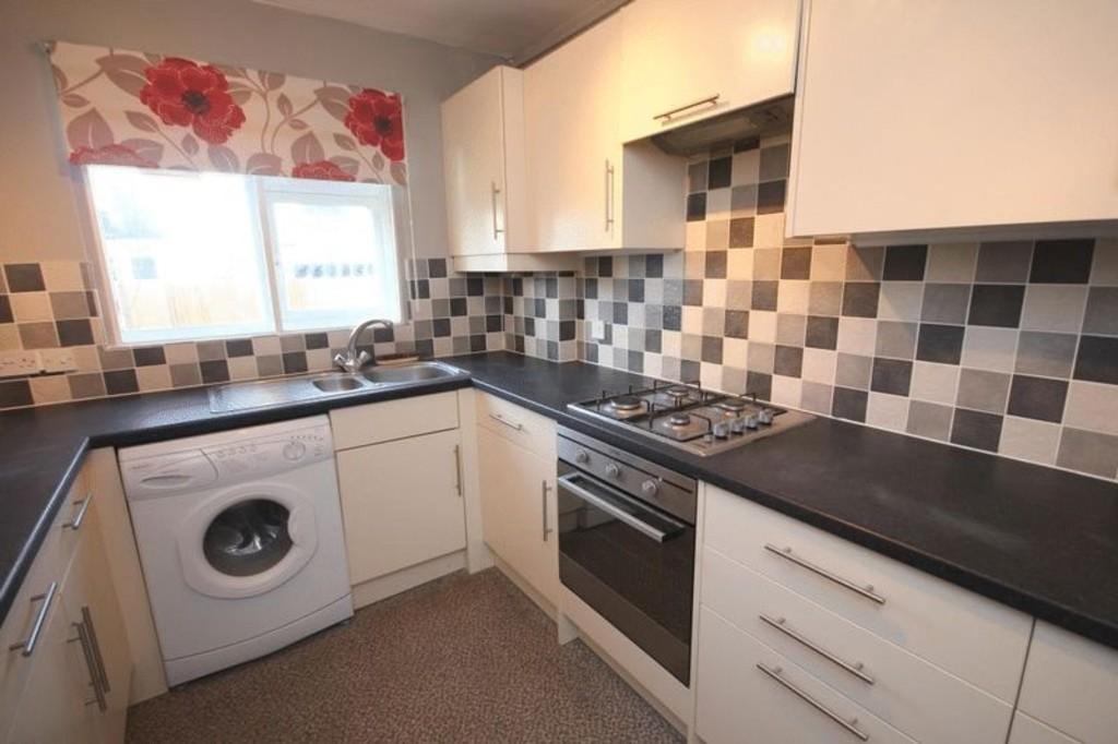 Russell Court, Leatherhead 2 bed flat £995 pcm (£230 pw)
