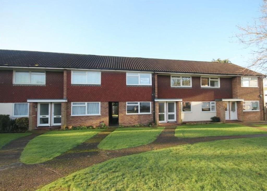 Russell Court, Leatherhead 2 bed flat £995 pcm (£230 pw)