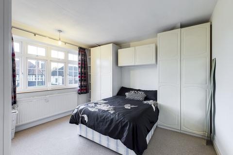 2 Briants Close, Pinner, HA5 4SY