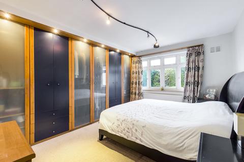 2 Briants Close, Pinner, HA5 4SY