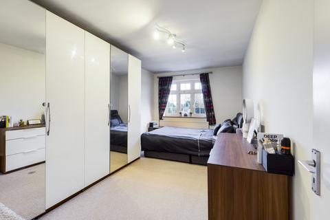 2 Briants Close, Pinner, HA5 4SY