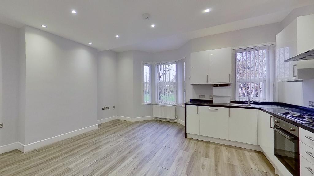 Gap Road, Wimbledon, London, SW19 8JE 3 bed flat £1,650 pcm (£381 pw)