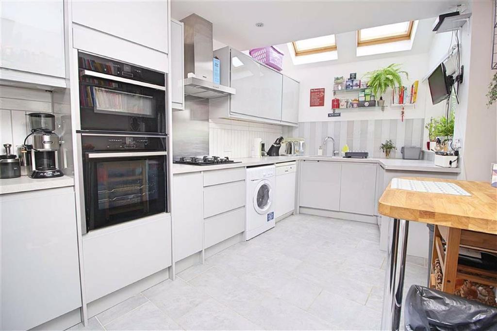 Windlesham Close, Portslade, East Sussex 3 bed detached house £400,000