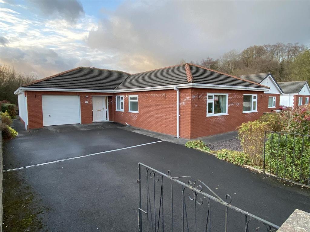 Parc Glan Yr Afon, Glanamman, Ammanford 3 bed detached bungalow £250,000