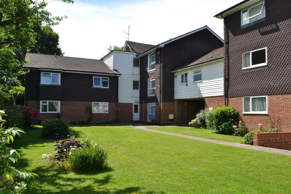 Wimblehurst Road, Horsham 2 bed apartment £925 pcm (£213 pw)