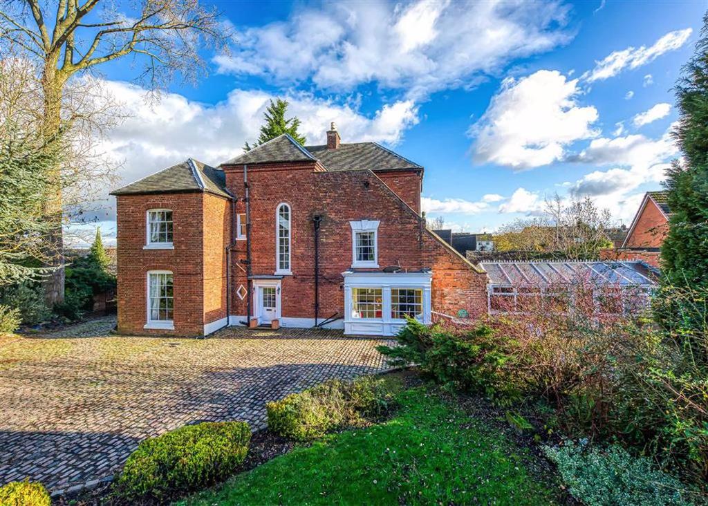 The Beeches, Brewood Road, Coven... 7 bed detached house £2,500 pcm