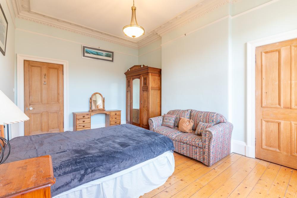 Woodburn Terrace Edinburgh EH10 4ST... 3 bed flat £1,200 pcm (£277 pw)
