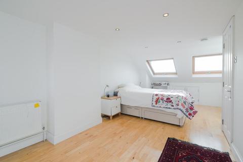 10 Cross Road, Kingston Upon Thames, KT2 6HG
