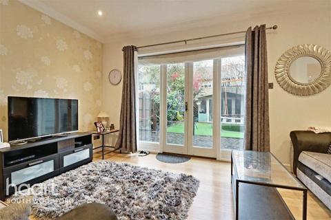 3 bedroom semi-detached house to rent, Globe Road, Woodford Green