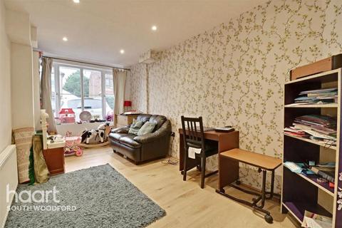 3 bedroom semi-detached house to rent, Globe Road, Woodford Green