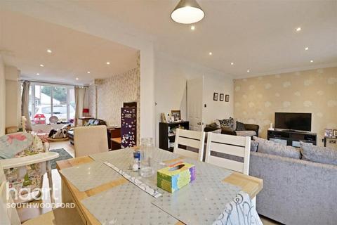 3 bedroom semi-detached house to rent, Globe Road, Woodford Green