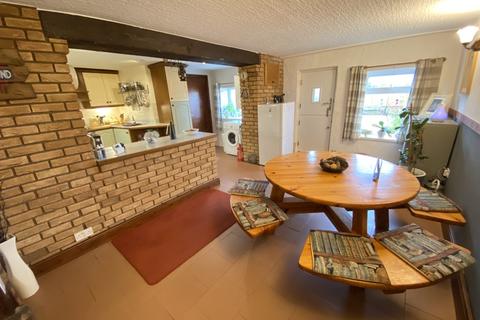 6 Dandy Row, Darwen, BB3 3BL
