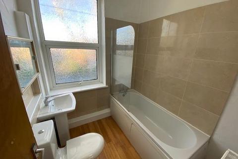 3 bedroom terraced house to rent, East Street, Preston