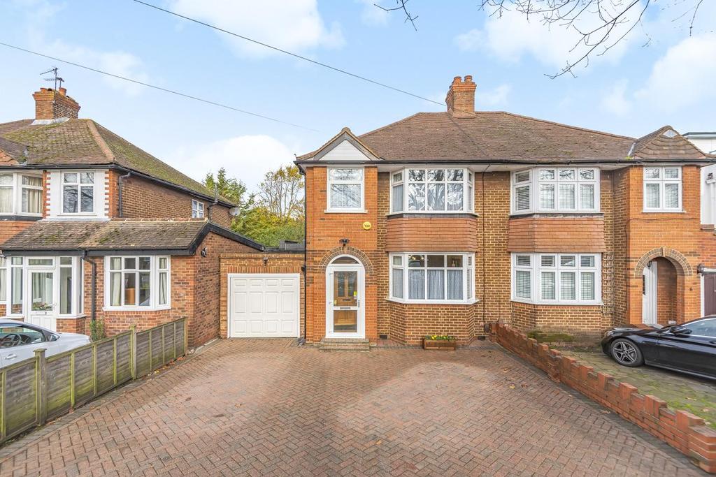 Mead Way, Bromley 3 bed semidetached house £600,000