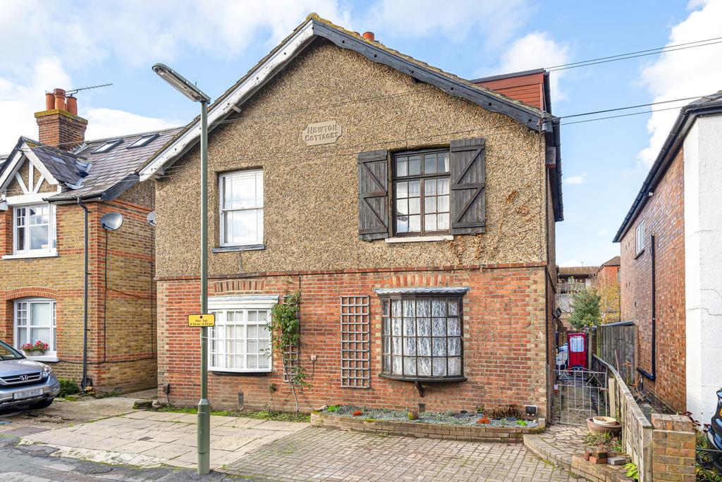 Hogshill Lane, Cobham, KT11 2 bed semidetached house £525,000