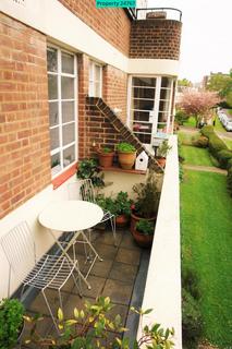 3 bedroom flat to rent, Clissold Court, Greenway Close, London, N4 2EZ