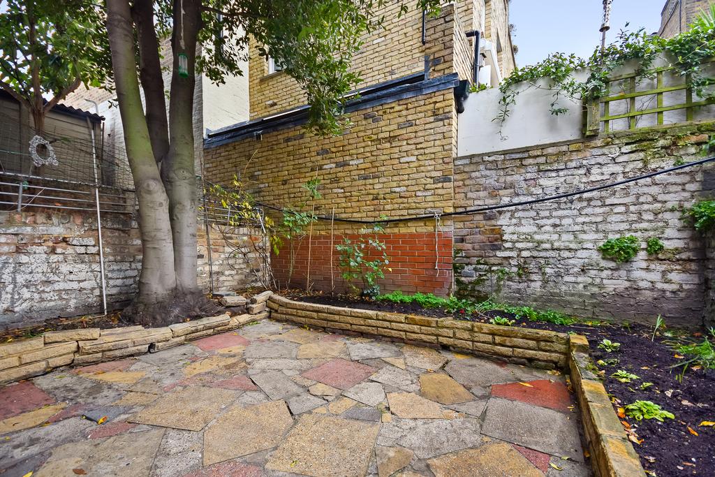 Halford Road, Fulham SW6 2 bed ground floor flat £549,950