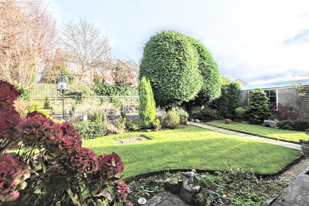 Hunters Avenue, Barnsley, S70 6PL 3 bed detached house £400,000