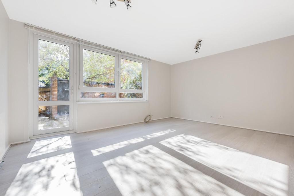 Westbridge Road, Battersea 3 bed flat £550,000