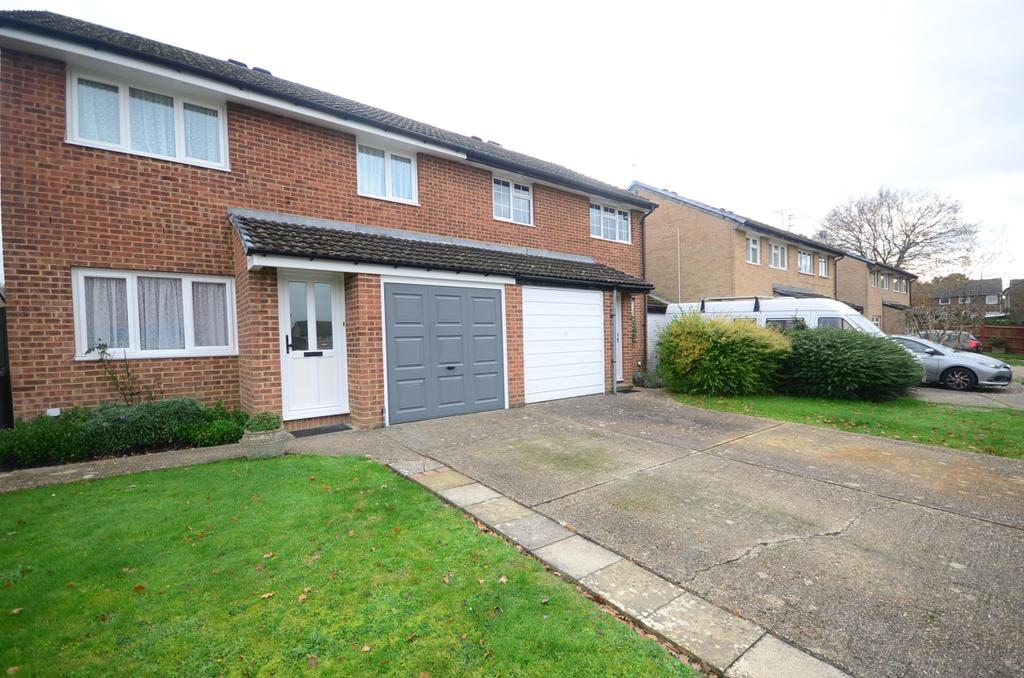 Bluebell Close Horsham RH12 3 bed semidetached house £1,350 pcm (£