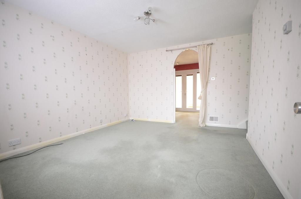 Bluebell Close Horsham RH12 3 bed semidetached house £1,350 pcm (£