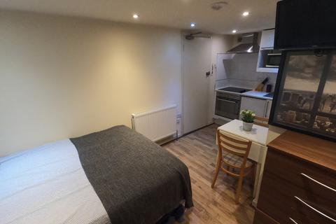 Studio to rent, Ash Grove, London NW2