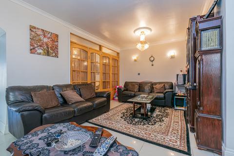 116 Fairmead Crescent, Edgware, HA8 8YP
