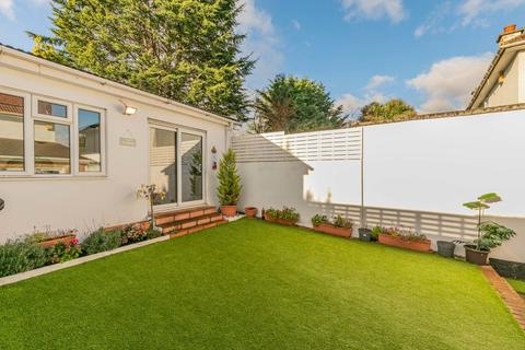 116 Fairmead Crescent, Edgware, HA8 8YP