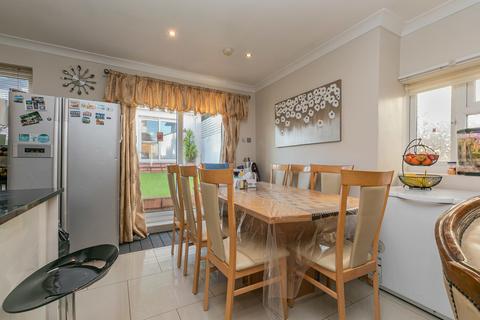 116 Fairmead Crescent, Edgware, HA8 8YP