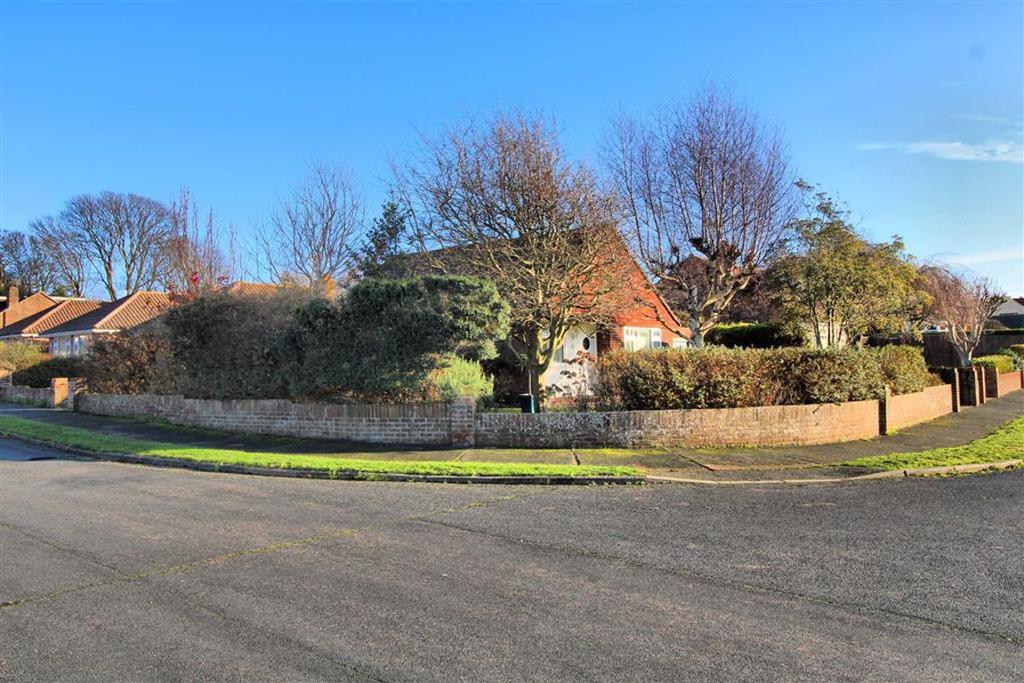 Chyngton Gardens, Seaford, East Sussex 2 bed detached bungalow for sale