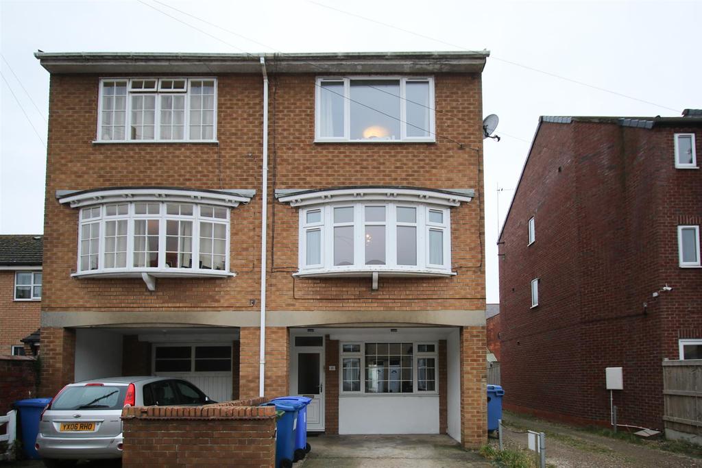 Ashbourne Avenue, Bridlington 3 bed semidetached house £136,000