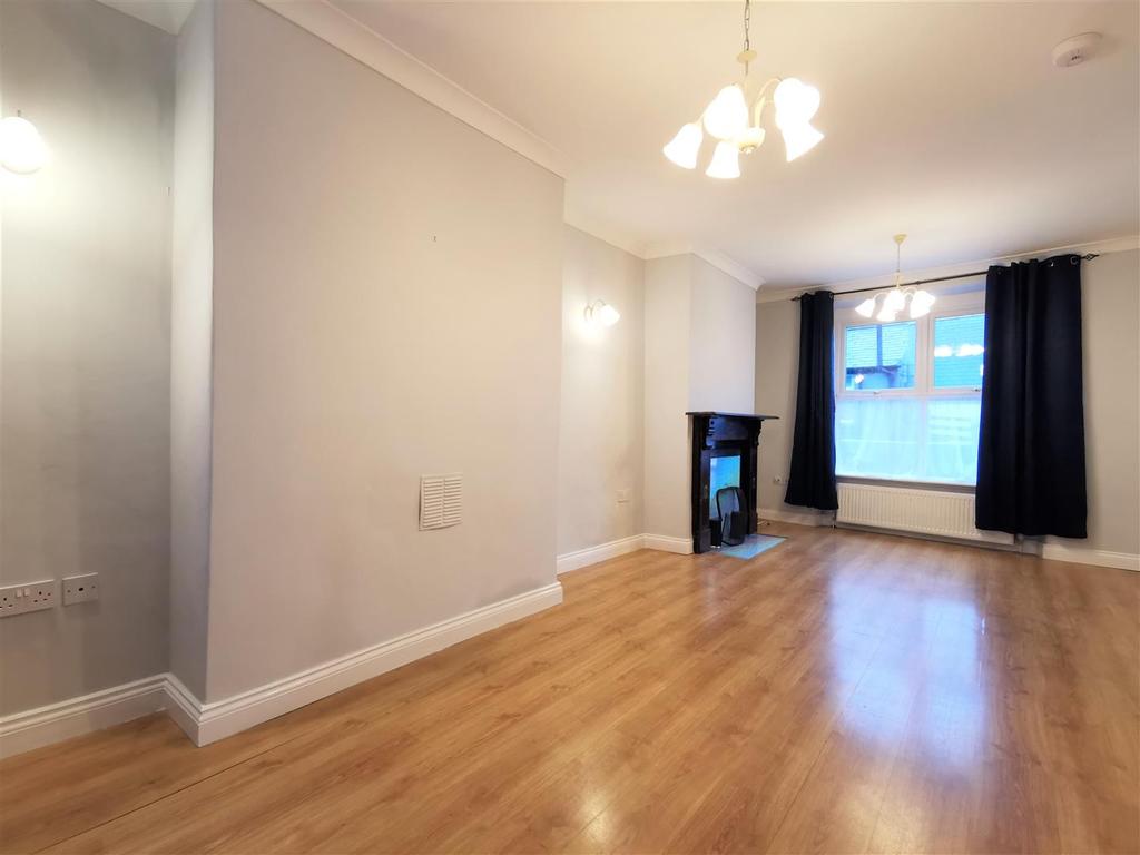 3 Ropewalk, FISHGUARD 3 bed terraced house £575 pcm (£133 pw)