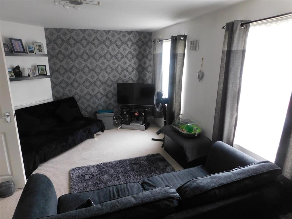 Perrett Walk, Kidderminster 2 bed flat £120,000
