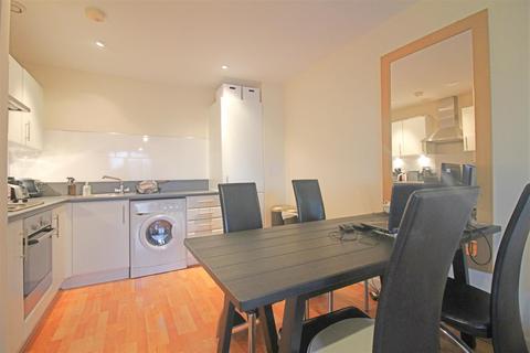 2 bedroom flat to rent, Meath Crescent, London