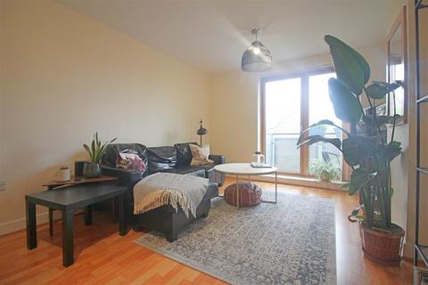 2 bedroom flat to rent, Meath Crescent, London