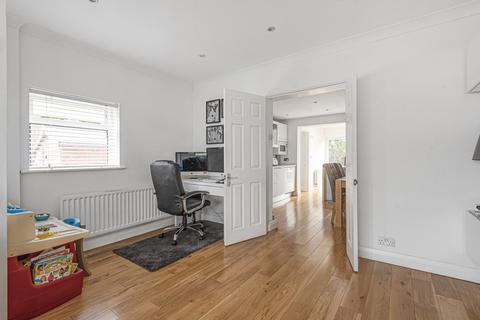 25 Carlyle Avenue, Bromley, BR1 2RB