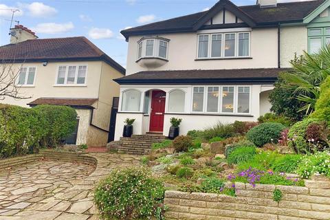 68 Queens Road, Loughton, IG10 1RS