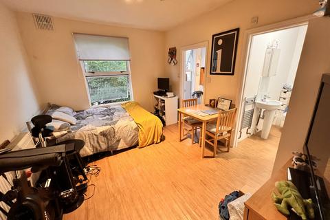 Studio to rent, Florence Road, Finsbury Park N4